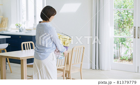洗濯物を持った若い女性 洗濯物を持った若い女性 81379779