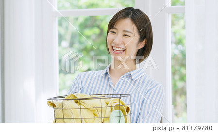 洗濯物を持った若い女性 洗濯物を持った若い女性 81379780