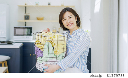 洗濯物を持った若い女性 洗濯物を持った若い女性 81379783