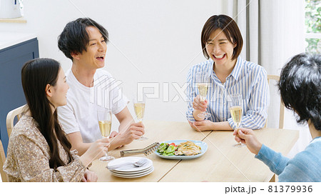 ホームパーティーをする若い男女 81379936