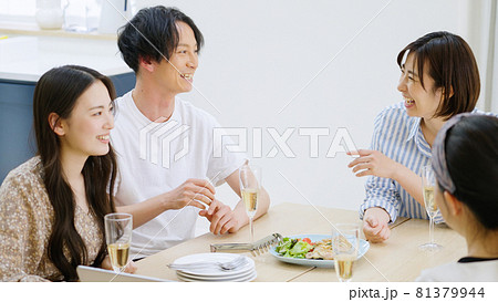 ホームパーティーをする若い男女 81379944