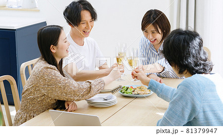 オンライン飲み会をする若い男女 81379947