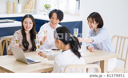 オンライン飲み会をする若い男女 81379951