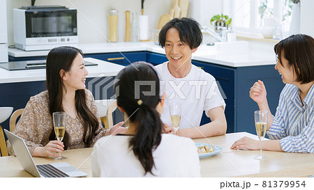オンライン飲み会をする若い男女 オンライン飲み会をする若い男女 81379954