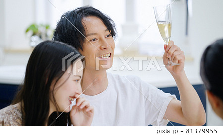 ホームパーティーをする若い男女 ホームパーティーをする若い男女 81379955