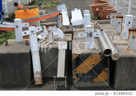 工事用標識カーブミラー廃棄仮置き 工事用標識カーブミラー廃棄仮置き 81380032