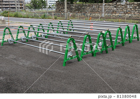 工事用に並べられた大量のバリケード 工事用に並べられた大量のバリケード 81380048