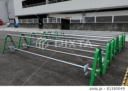 工事用に並べられた大量のバリケード 81380049