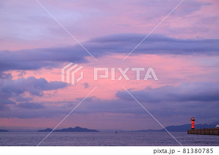 瀬戸内海に太陽が沈んだ後の幻想的な夕焼けのグラデーション」 瀬戸内海に太陽が沈んだ後の幻想的な夕焼けのグラデーション」 81380785