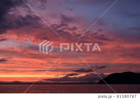 瀬戸内海に太陽が沈んだ後の幻想的な夕焼けのグラデーション」 81380787