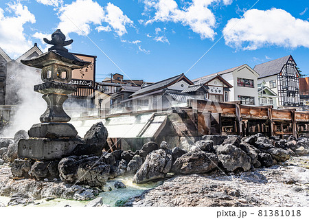 群馬県草津町　草津温泉の町並みと湯畑の湯樋 81381018