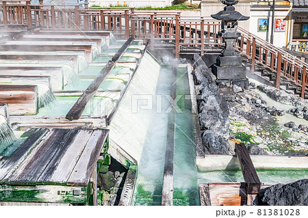 群馬県草津町 草津温泉のシンボル湯畑(湯樋)を流れる温泉 群馬県草津町 草津温泉のシンボル湯畑(湯樋)を流れる温泉 81381028