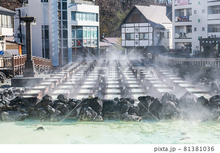 群馬県草津町　草津温泉のシンボル湯畑（湯樋）を流れる温泉 81381036