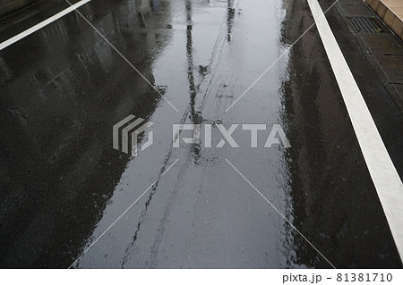 反射した路面・車道・雨・水分・足元 反射した路面・車道・雨・水分・足元 81381710