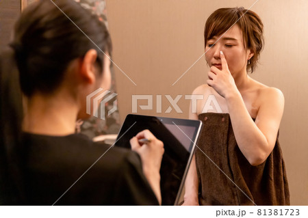 カウンセリングを受ける女性（鼻） 81381723