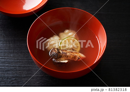 松茸と鱧のお吸い物 松茸と鱧のお吸い物 81382318