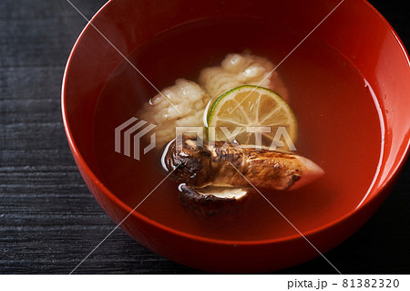 松茸と鱧のお吸い物 81382320
