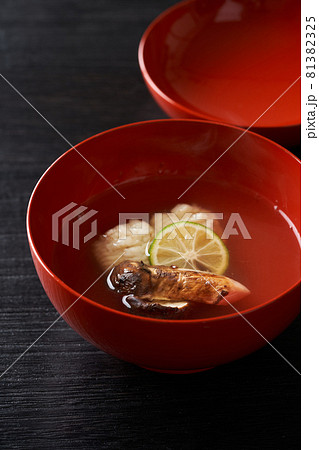 松茸と鱧のお吸い物 松茸と鱧のお吸い物 81382325