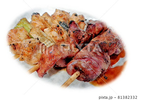 庶民的で素朴な焼き鳥「肝とねぎま」水彩画風  絵手紙 81382332