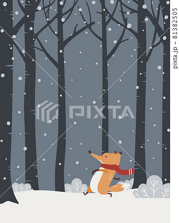 雪が降る冬の夜の森と赤いマフラーをつけたキツネのキャラクター 81382505