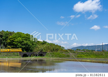 三重県いなべ市のめがね橋を通り過ぎる三岐鉄道北勢線の黄色い軽便鉄道 三重県いなべ市のめがね橋を通り過ぎる三岐鉄道北勢線の黄色い軽便鉄道 81382611