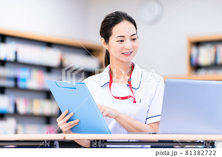 データ入力をする看護師　撮影協力：中央工学校附属日本語学校 81382722