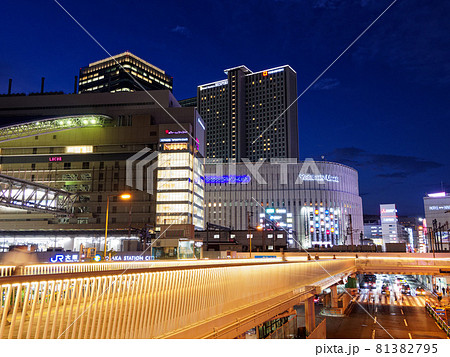 夜の大阪梅田 JR大阪駅前の街並み 大阪ステーションシティとヨドバシカメラ 81382795