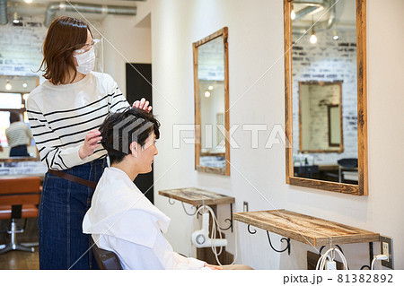 美容室　美容師　ヘアサロン　感染対策　新型コロナ　フェイスガード　 81382892