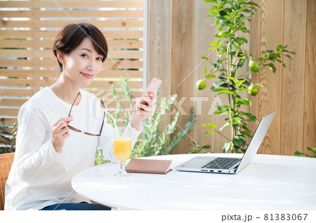 屋外でワーケーション中にスマホを操作する女性 屋外でワーケーション中にスマホを操作する女性 81383067
