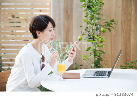 屋外でワーケーション中にスマホを操作する女性 屋外でワーケーション中にスマホを操作する女性 81383074