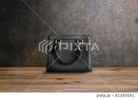 コンクリート背景とかっこいい黒のカバン 81383081