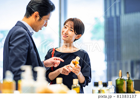 買い物をする夫婦 撮影協力:g GIFT AND LIFESTYLE 買い物をする夫婦 撮影協力:g GIFT AND LIFESTYLE 81383137