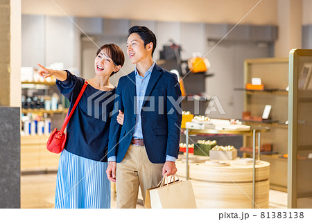 買い物をする夫婦　撮影協力：g GIFT AND LIFESTYLE 81383138