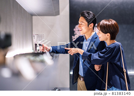 買い物をする夫婦　撮影協力：g GIFT AND LIFESTYLE 81383140