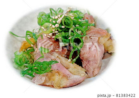 ひね鳥の肉を炙ってポン酢を加えてた播州地方の名物料理「ひねポン」水彩画風  絵手紙 81383422
