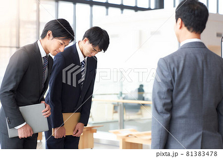 お辞儀をするビジネスマン お辞儀をするビジネスマン 81383478