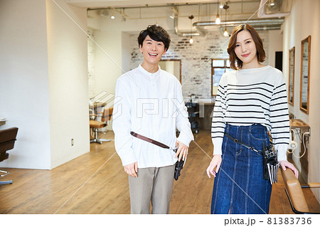 美容室 美容師 ヘアサロン 若い男女 美容室 美容師 ヘアサロン 若い男女 81383736
