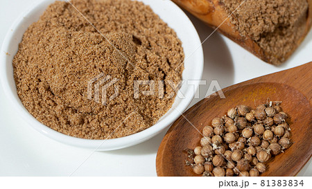 コリアンダーパウダーとコリアンダーの種子(英名: coriander、学名: Coriandrum コリアンダーパウダーとコリアンダーの種子(英名: coriander、学名: Coriandrum 81383834