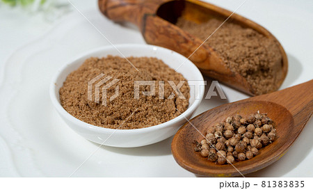 コリアンダーパウダーとコリアンダーの種子(英名: coriander、学名: Coriandrum コリアンダーパウダーとコリアンダーの種子(英名: coriander、学名: Coriandrum 81383835