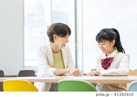 中学生  教師  中学校　撮影協力：中央工学校附属日本語学校 81383910