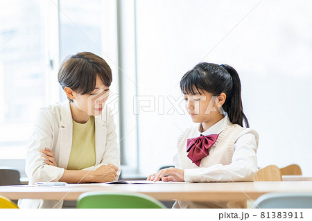 中学生  教師  中学校　撮影協力：中央工学校附属日本語学校 81383911