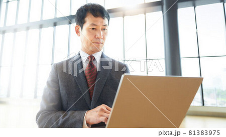 ノートPCで仕事をするビジネスマン ノートPCで仕事をするビジネスマン 81383975