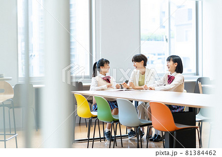 中学生  教師  中学校　撮影協力：中央工学校附属日本語学校 81384462