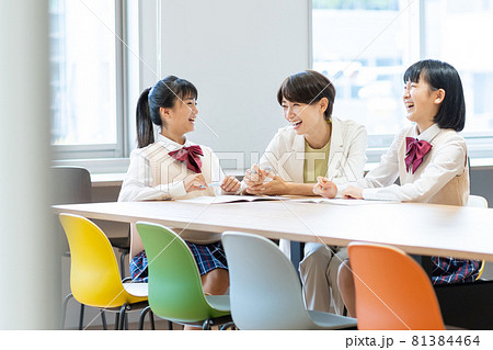 中学生  教師  中学校　撮影協力：中央工学校附属日本語学校 81384464