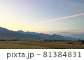 飛行機雲　夕暮れ 81384831