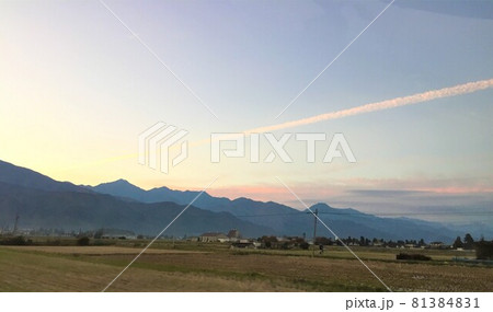 飛行機雲　夕暮れ 81384831