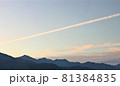 飛行機雲　夕暮れ 81384835