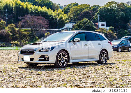 河原の白いステーションワゴン 81385152