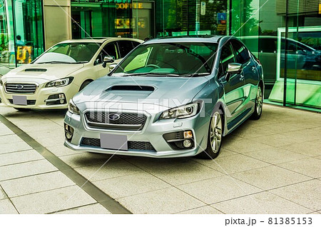 ショールームに展示された2台の自動車 ショールームに展示された2台の自動車 81385153