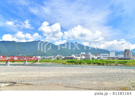 上田駅、太郎山、東太郎山方面を望む(長野県上田市)【2021.8】 81385164